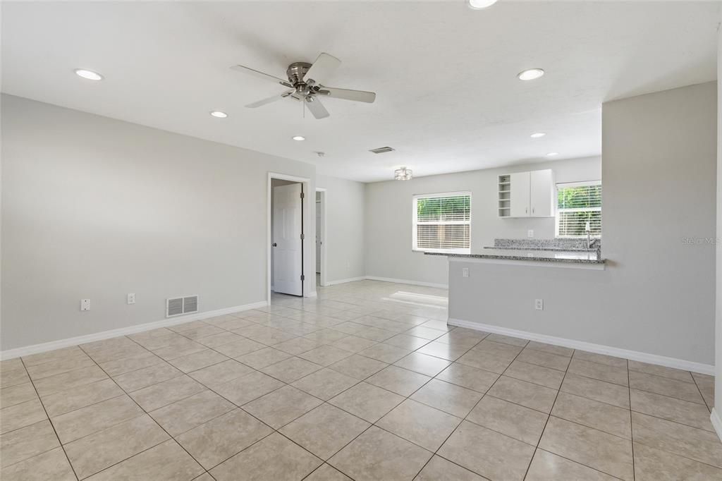 For Sale: $350,000 (2 beds, 2 baths, 988 Square Feet)