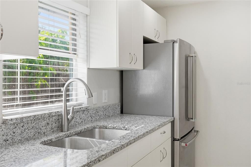 For Sale: $350,000 (2 beds, 2 baths, 988 Square Feet)