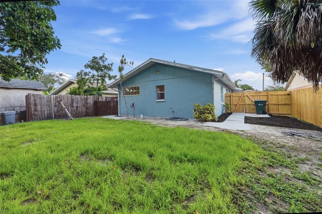 For Sale: $350,000 (2 beds, 2 baths, 988 Square Feet)