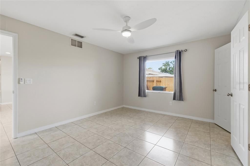 For Sale: $350,000 (2 beds, 2 baths, 988 Square Feet)