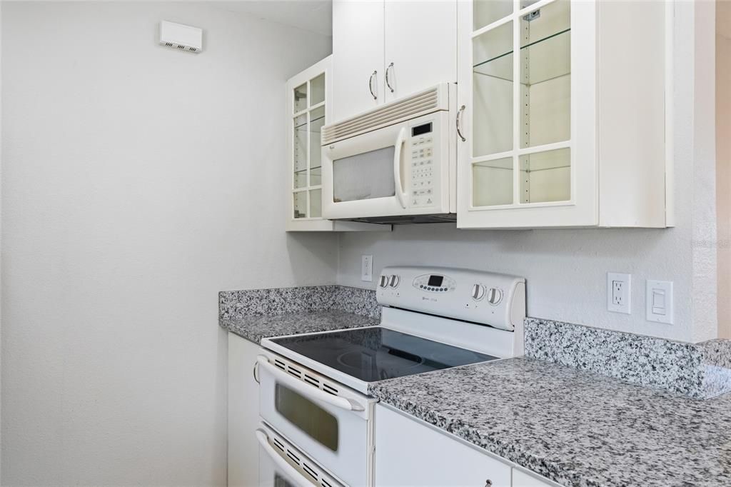 For Sale: $350,000 (2 beds, 2 baths, 988 Square Feet)