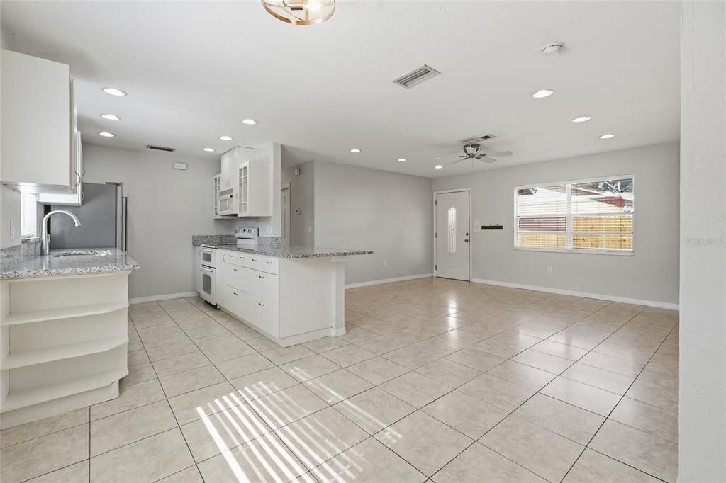 For Sale: $350,000 (2 beds, 2 baths, 988 Square Feet)