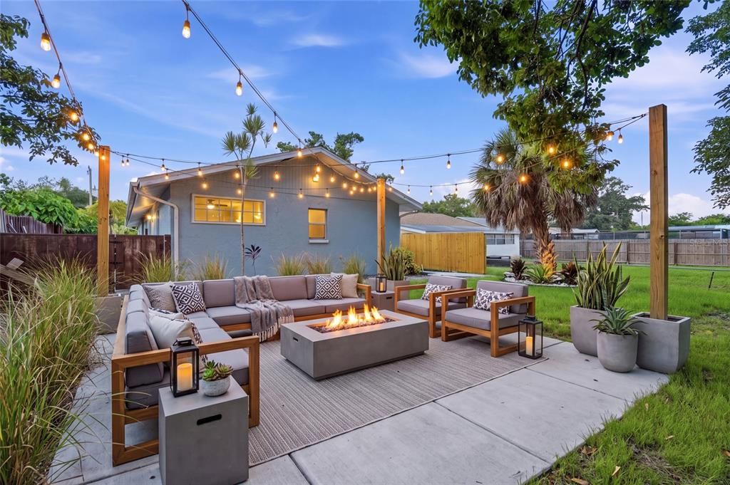 For Sale: $350,000 (2 beds, 2 baths, 988 Square Feet)