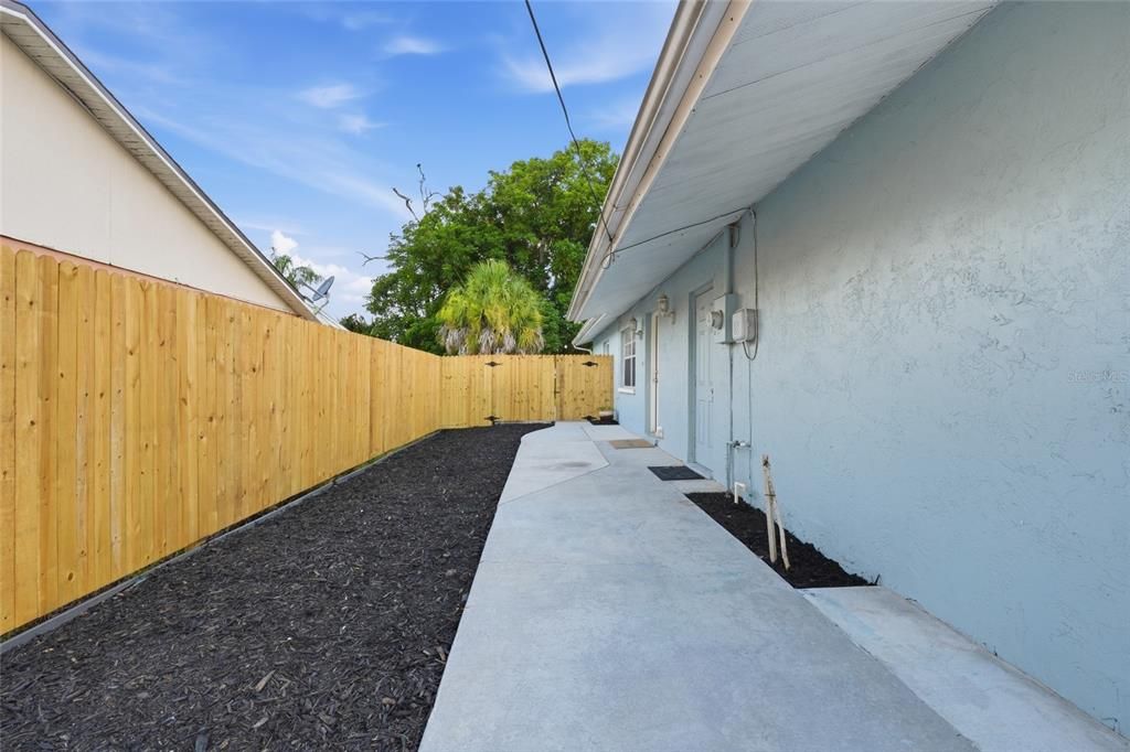 For Sale: $350,000 (2 beds, 2 baths, 988 Square Feet)