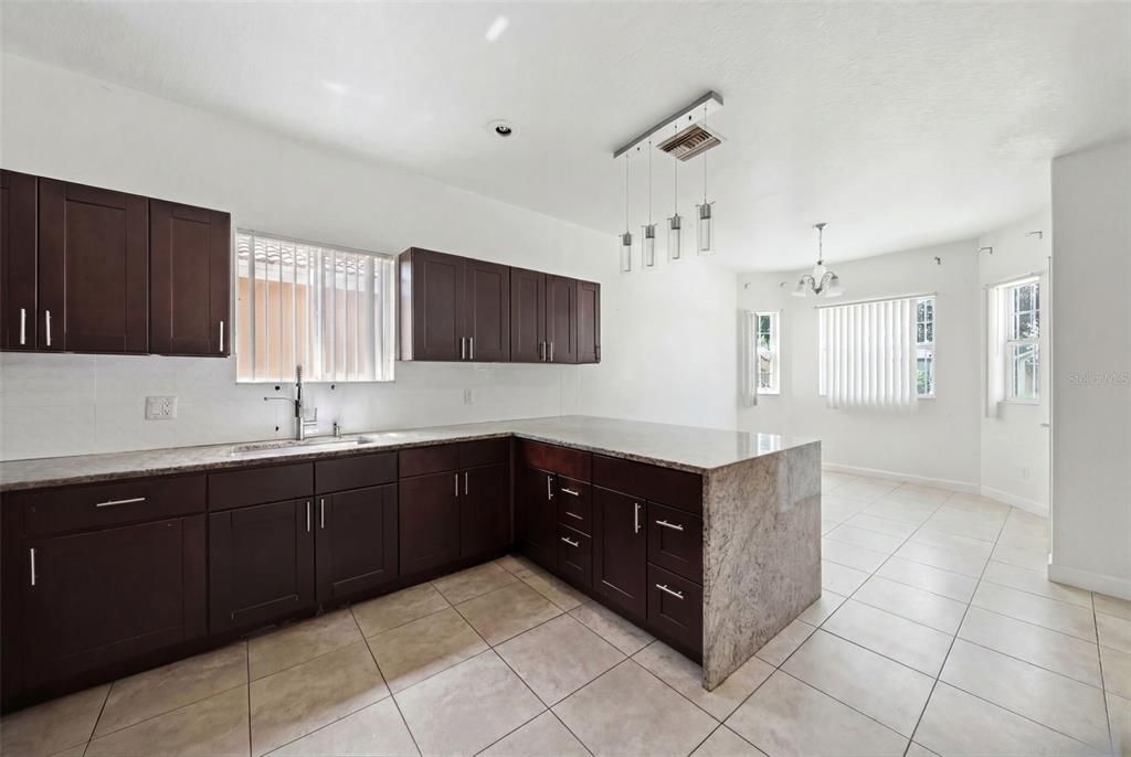 En Venta: $299,990 (4 camas, 3 baños, 1360 Pies cuadrados)