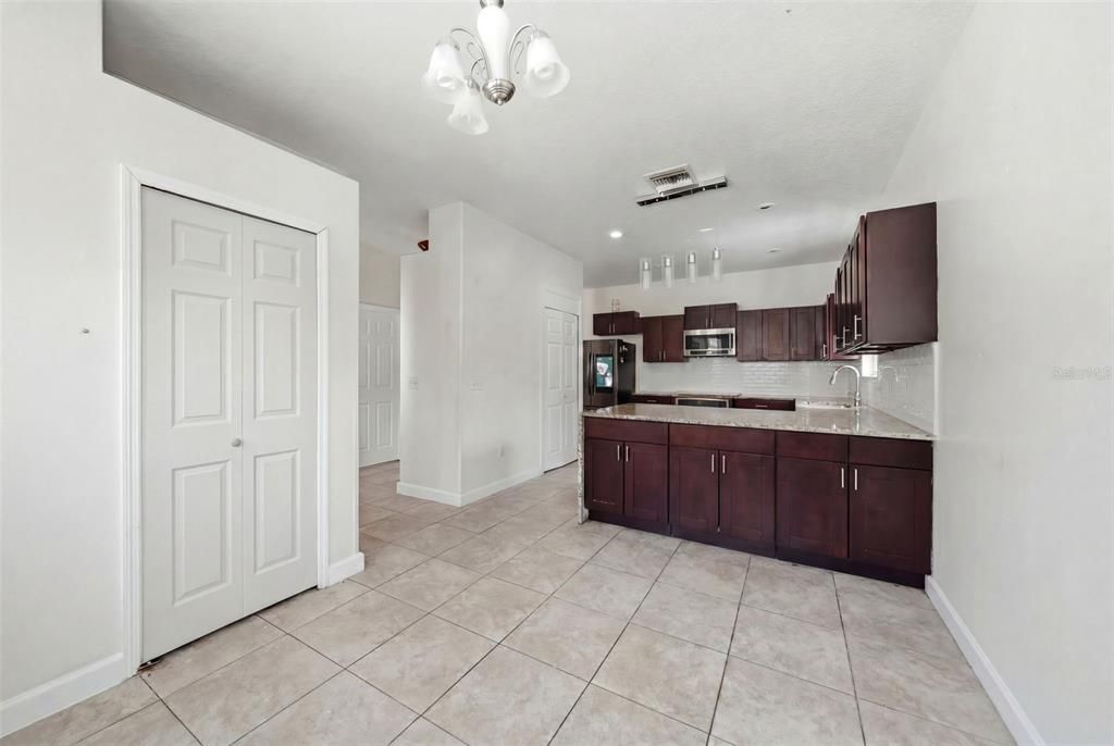En Venta: $299,990 (4 camas, 3 baños, 1360 Pies cuadrados)