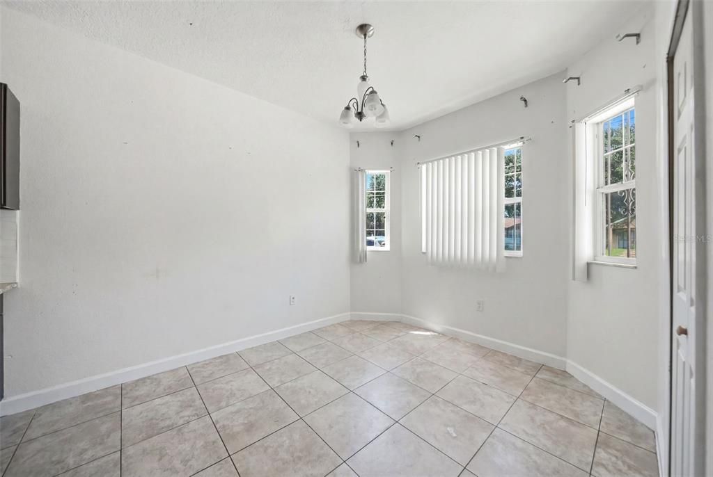 En Venta: $299,990 (4 camas, 3 baños, 1360 Pies cuadrados)
