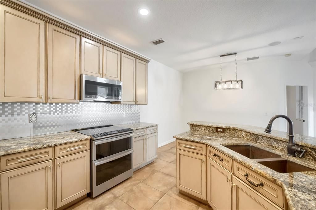 For Sale: $420,000 (3 beds, 3 baths, 1831 Square Feet)