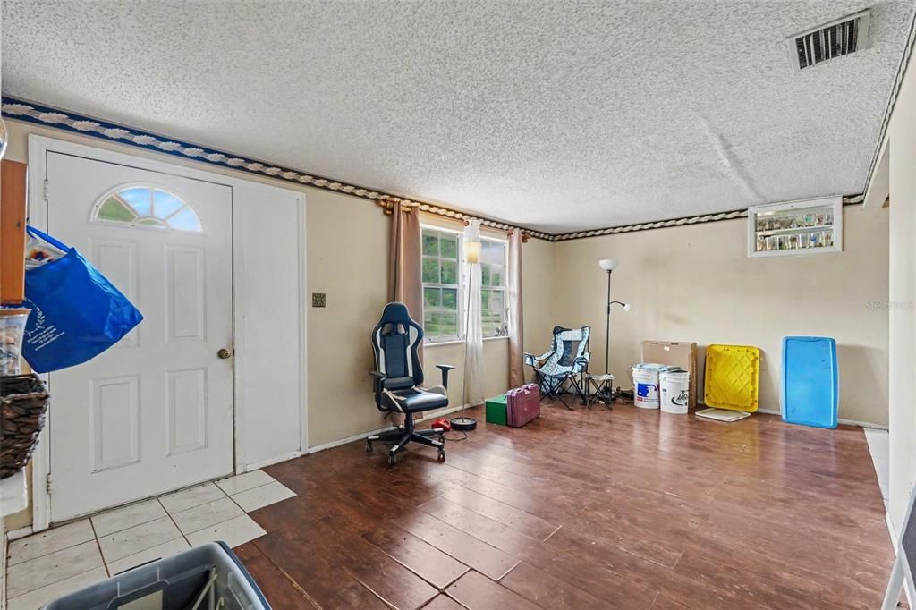 For Sale: $175,000 (3 beds, 1 baths, 1184 Square Feet)