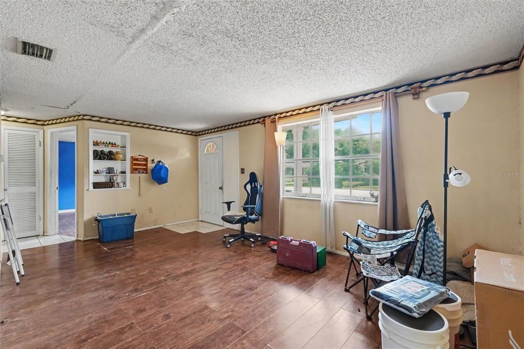 For Sale: $175,000 (3 beds, 1 baths, 1184 Square Feet)