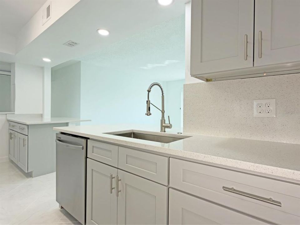 For Sale: $375,000 (2 beds, 2 baths, 1047 Square Feet)