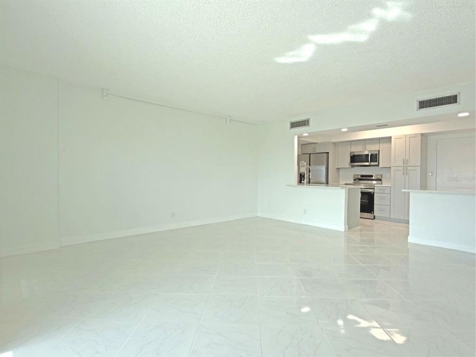 For Sale: $375,000 (2 beds, 2 baths, 1047 Square Feet)