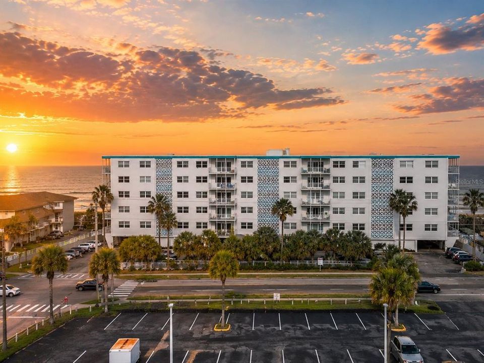 For Sale: $375,000 (2 beds, 2 baths, 1047 Square Feet)
