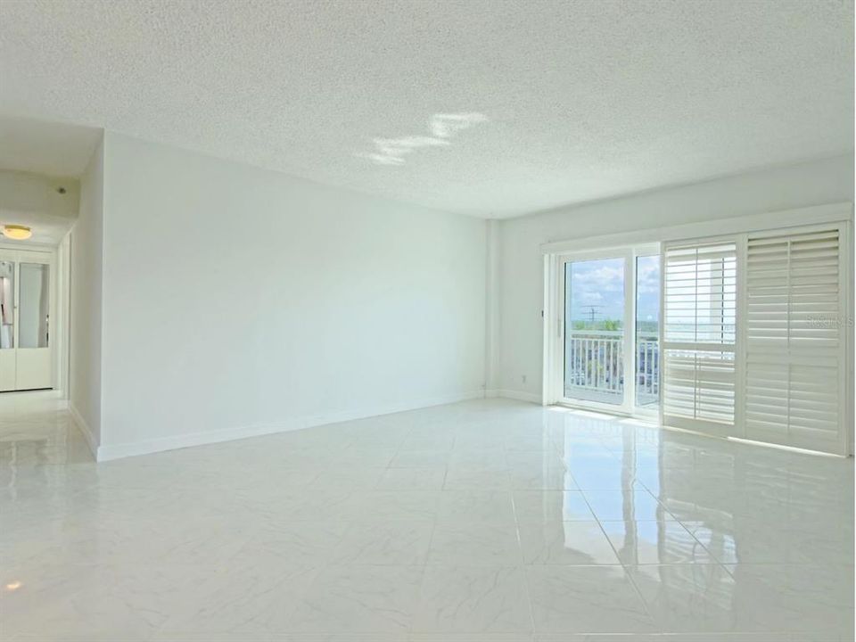 For Sale: $375,000 (2 beds, 2 baths, 1047 Square Feet)