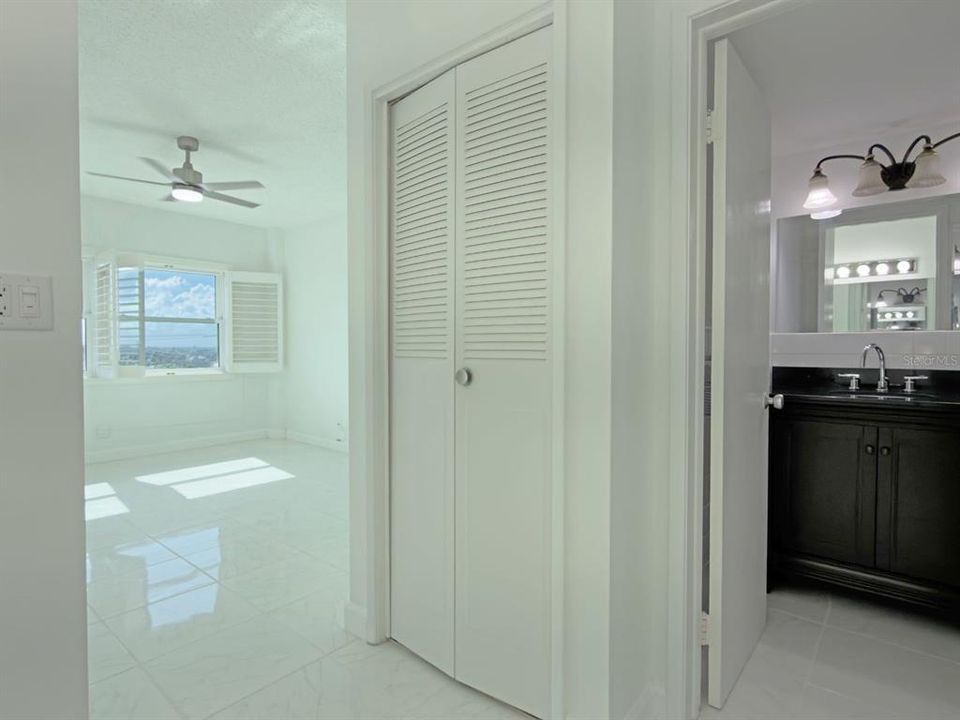 For Sale: $375,000 (2 beds, 2 baths, 1047 Square Feet)