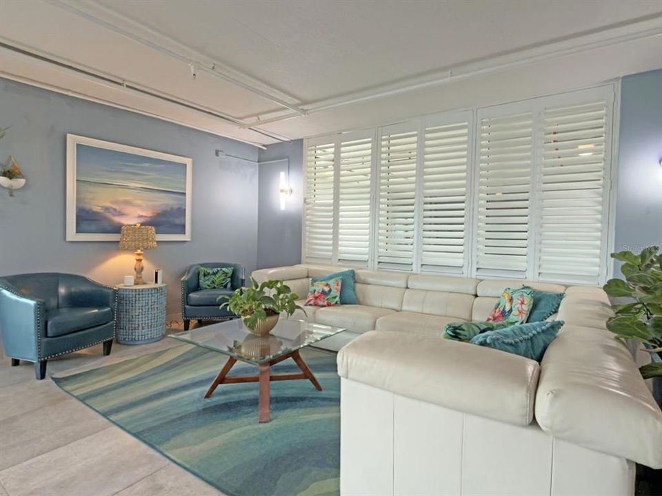 For Sale: $375,000 (2 beds, 2 baths, 1047 Square Feet)