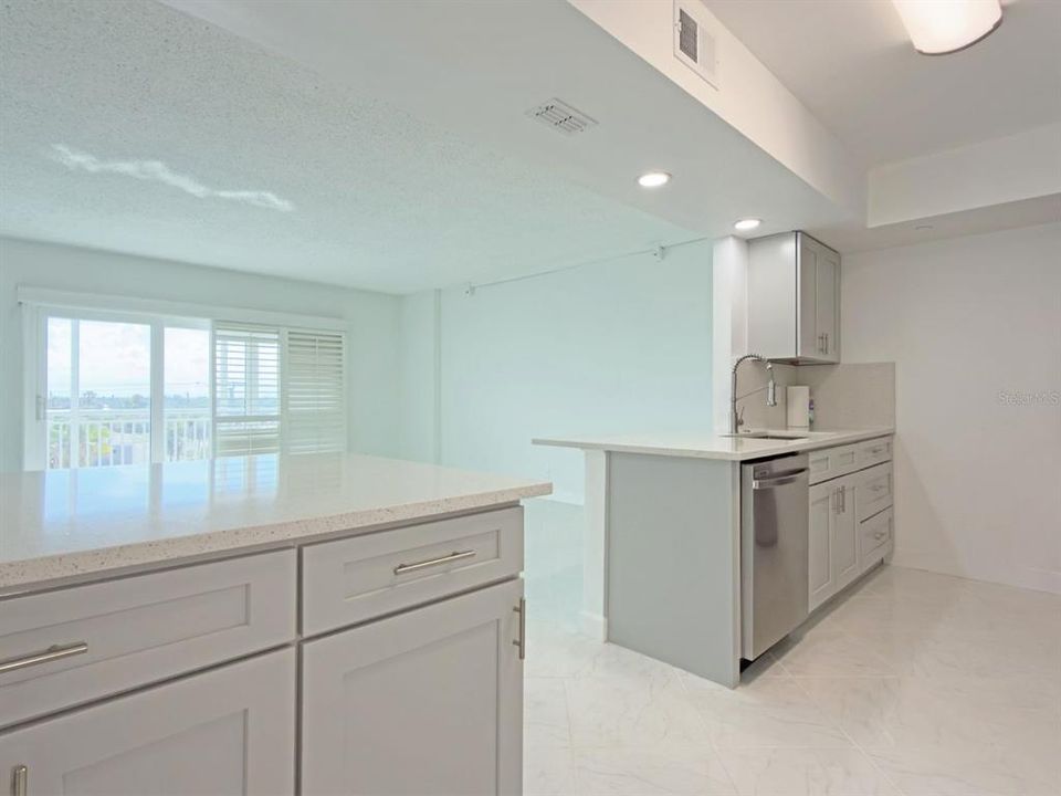 For Sale: $375,000 (2 beds, 2 baths, 1047 Square Feet)