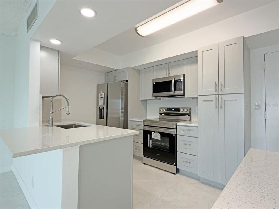 For Sale: $375,000 (2 beds, 2 baths, 1047 Square Feet)