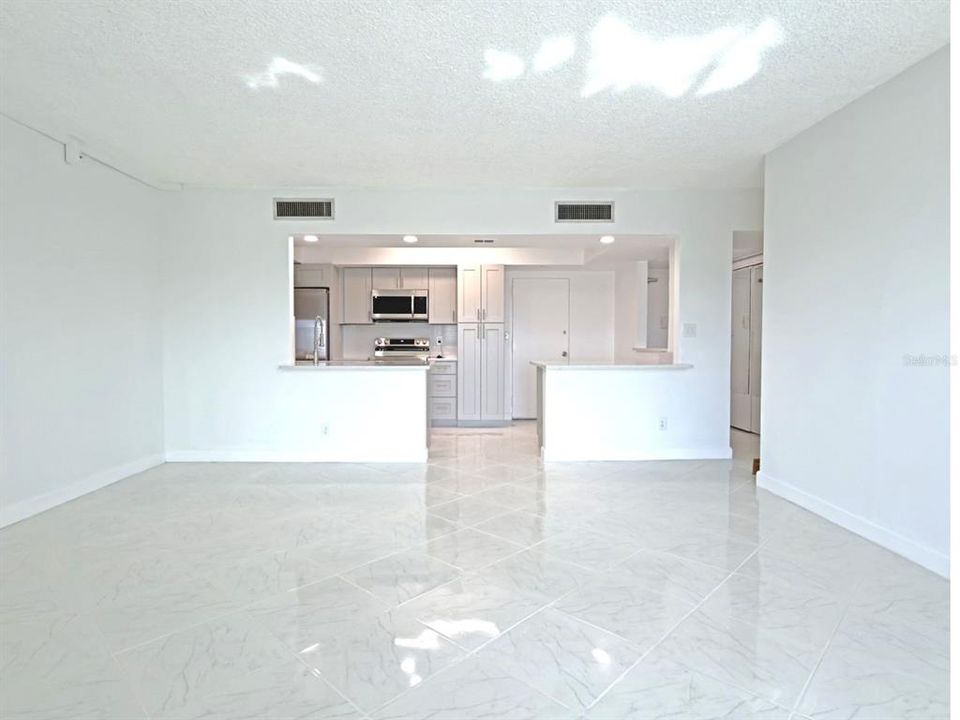 For Sale: $375,000 (2 beds, 2 baths, 1047 Square Feet)