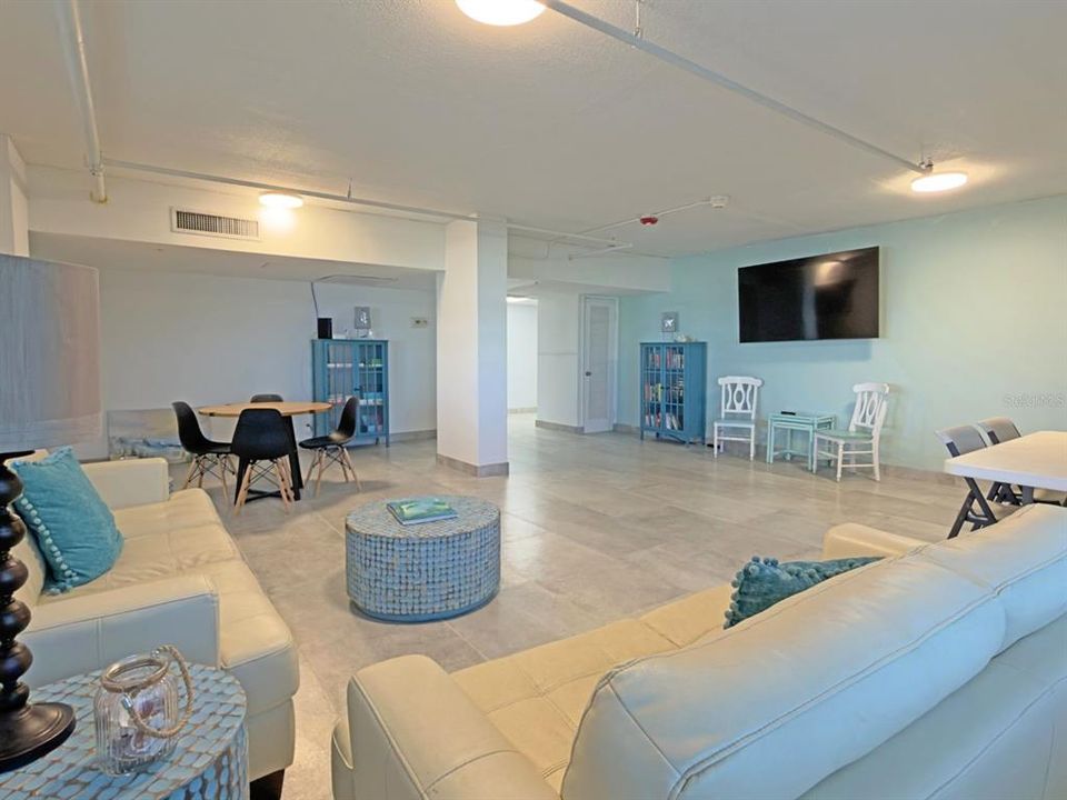 For Sale: $375,000 (2 beds, 2 baths, 1047 Square Feet)