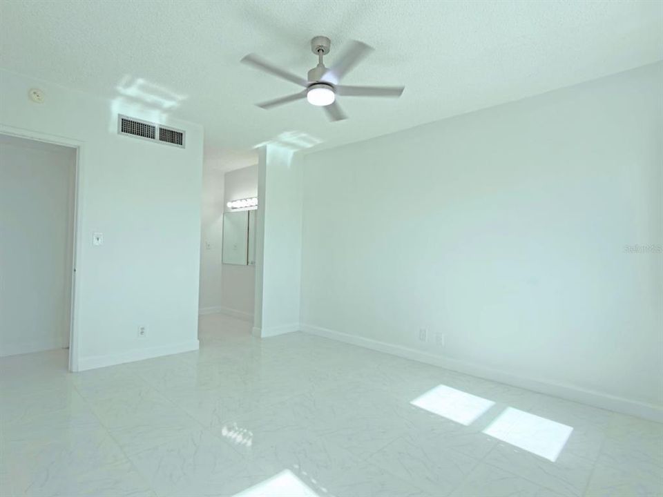 For Sale: $375,000 (2 beds, 2 baths, 1047 Square Feet)
