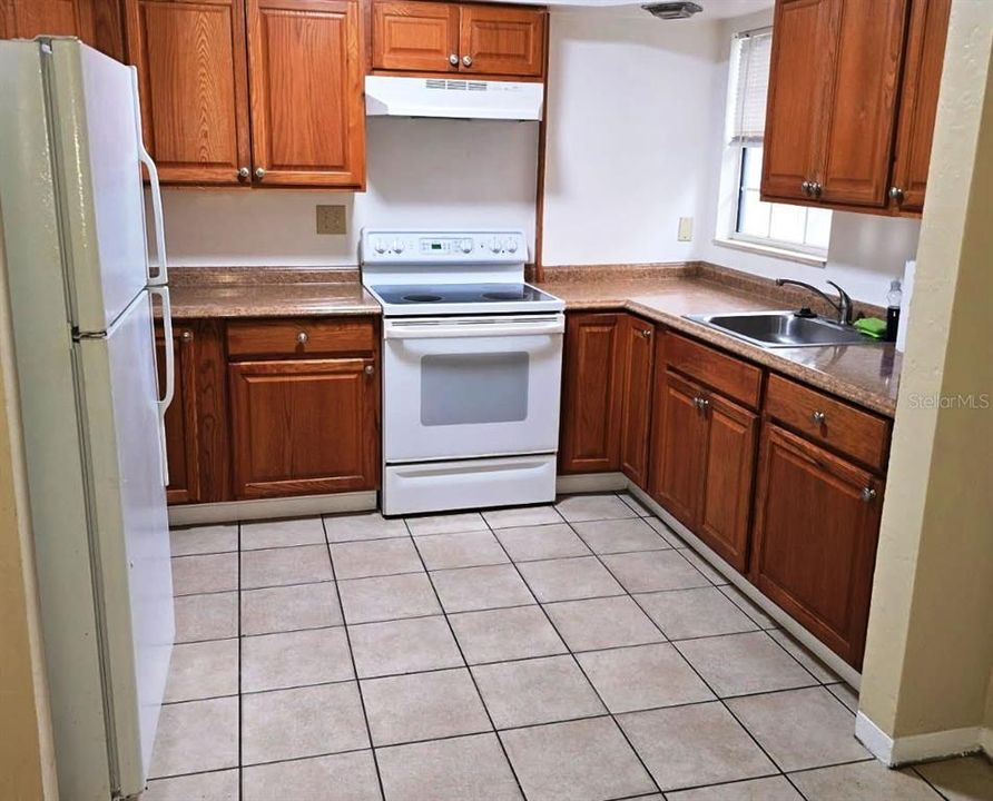 Active With Contract: $1,695 (2 beds, 1 baths, 850 Square Feet)