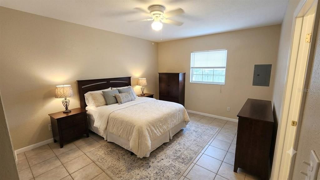 Active With Contract: $1,695 (2 beds, 1 baths, 850 Square Feet)