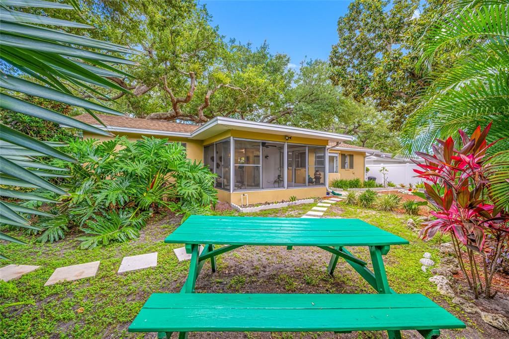 For Sale: $395,400 (2 beds, 1 baths, 1112 Square Feet)
