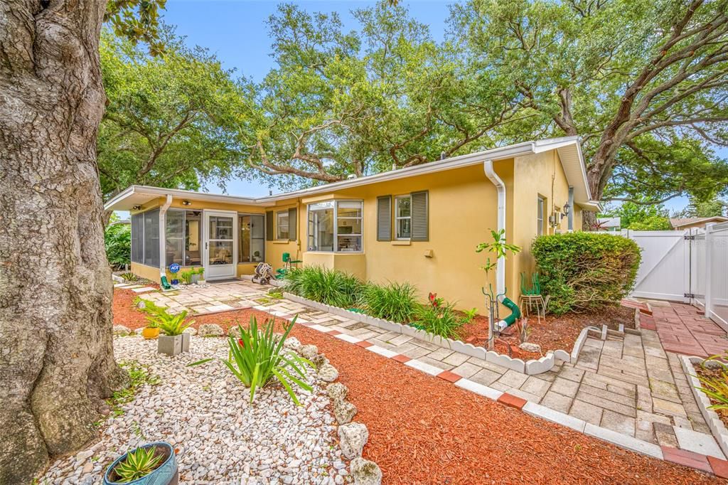 For Sale: $395,400 (2 beds, 1 baths, 1112 Square Feet)