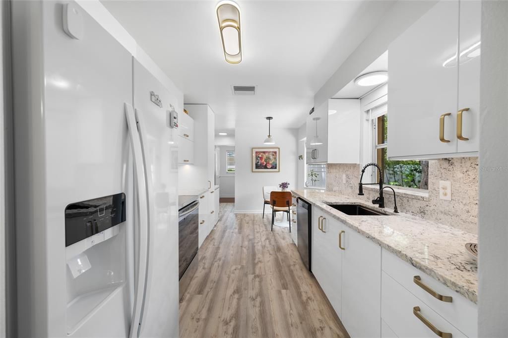 For Sale: $395,400 (2 beds, 1 baths, 1112 Square Feet)