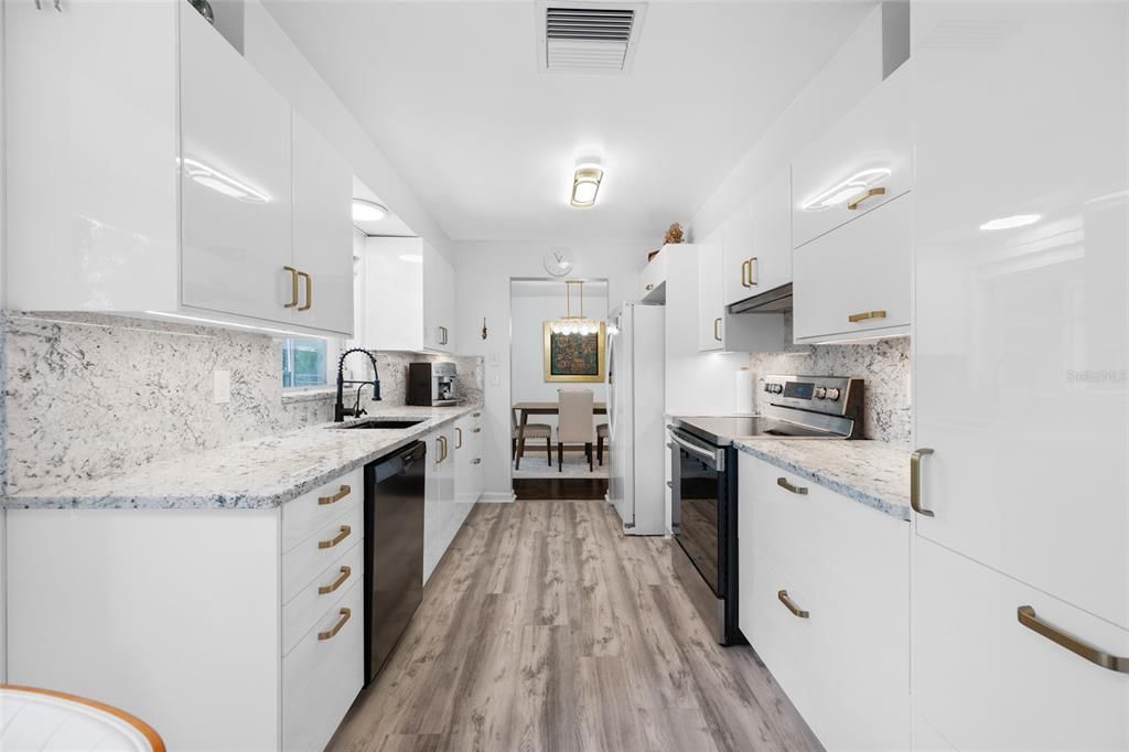For Sale: $395,400 (2 beds, 1 baths, 1112 Square Feet)