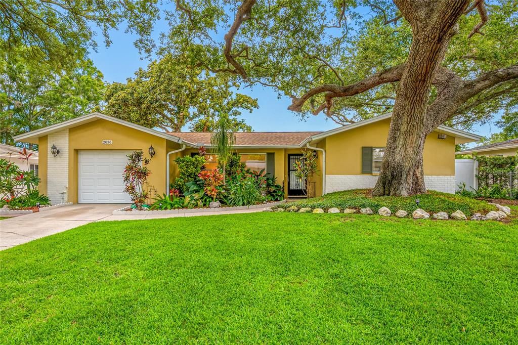 For Sale: $395,400 (2 beds, 1 baths, 1112 Square Feet)