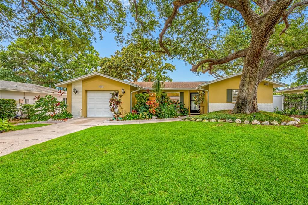 For Sale: $395,400 (2 beds, 1 baths, 1112 Square Feet)