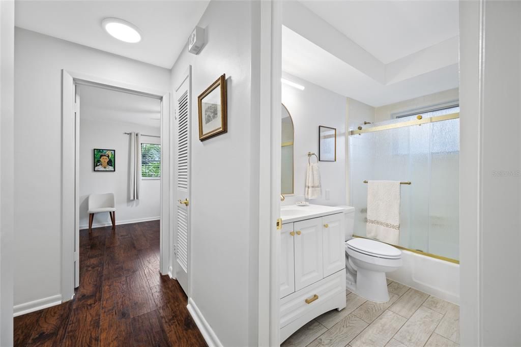 For Sale: $395,400 (2 beds, 1 baths, 1112 Square Feet)