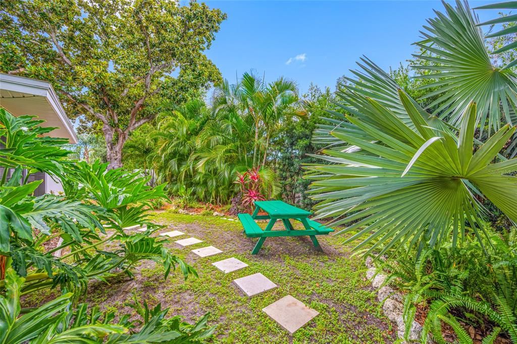 For Sale: $395,400 (2 beds, 1 baths, 1112 Square Feet)