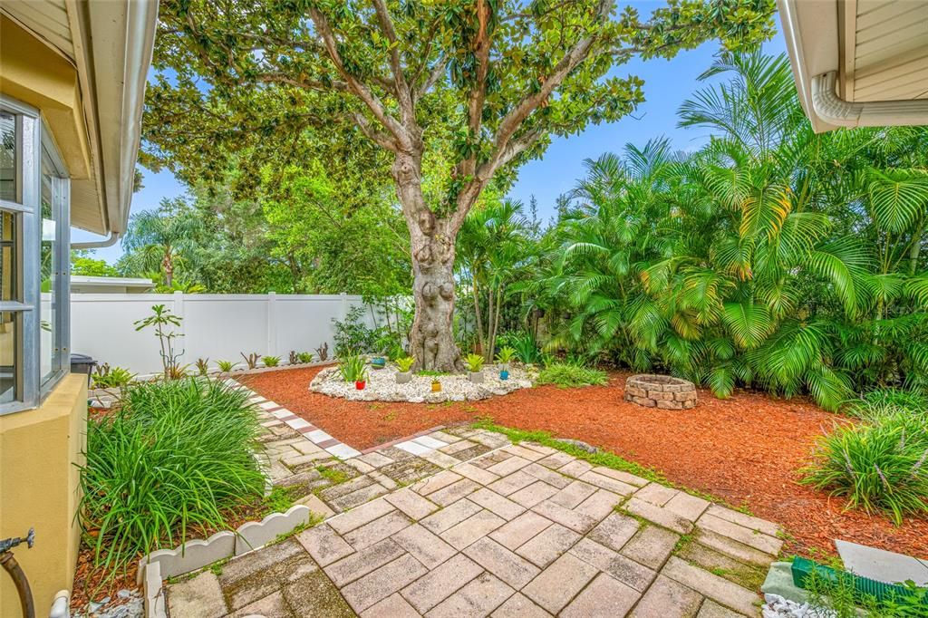 For Sale: $395,400 (2 beds, 1 baths, 1112 Square Feet)