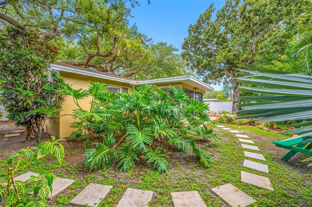 For Sale: $395,400 (2 beds, 1 baths, 1112 Square Feet)