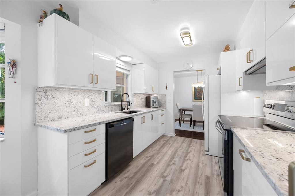 For Sale: $395,400 (2 beds, 1 baths, 1112 Square Feet)