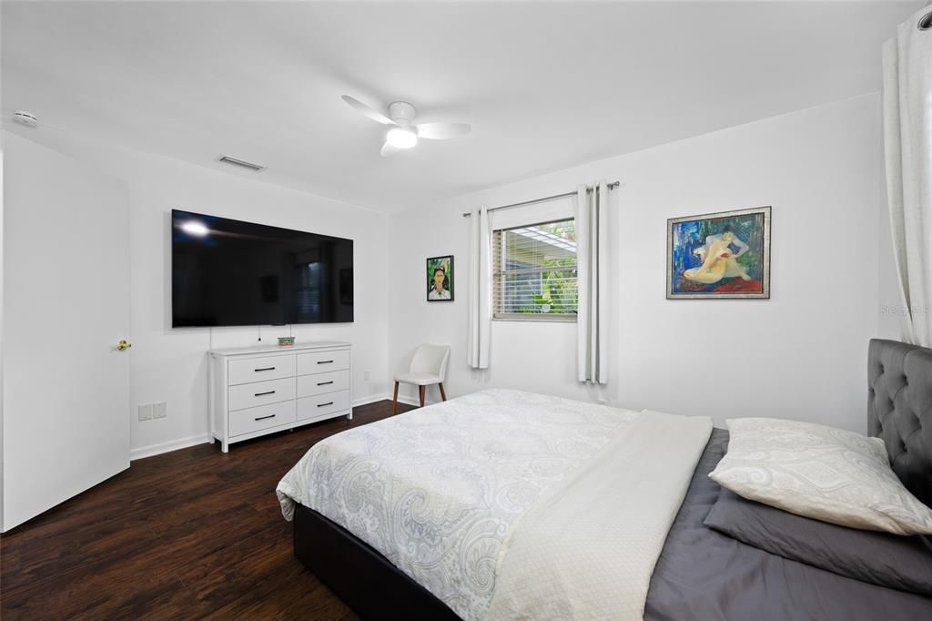 For Sale: $395,400 (2 beds, 1 baths, 1112 Square Feet)