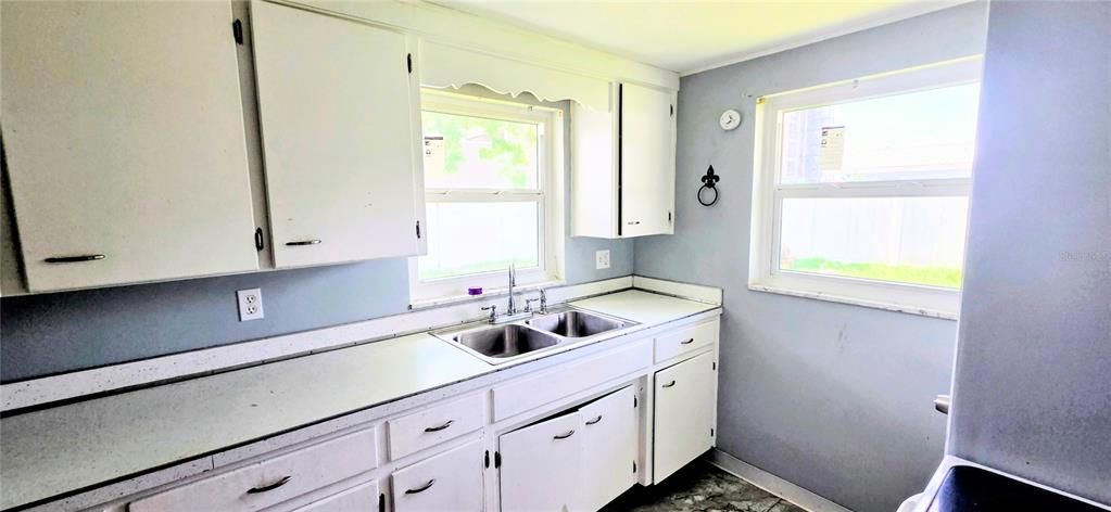 For Sale: $165,000 (3 beds, 1 baths, 1178 Square Feet)