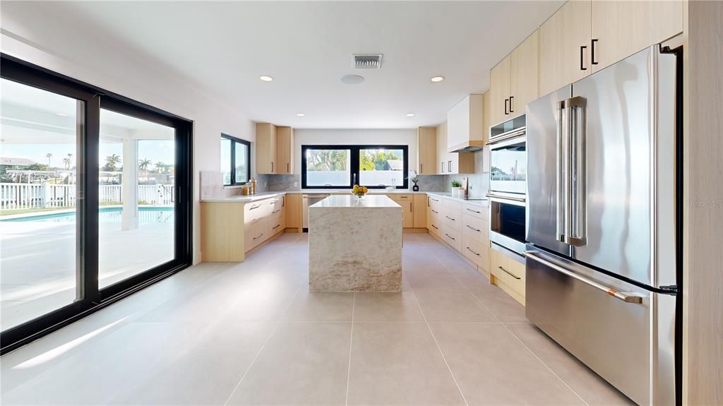 En Venta: $1,295,000 (4 camas, 3 baños, 2424 Pies cuadrados)