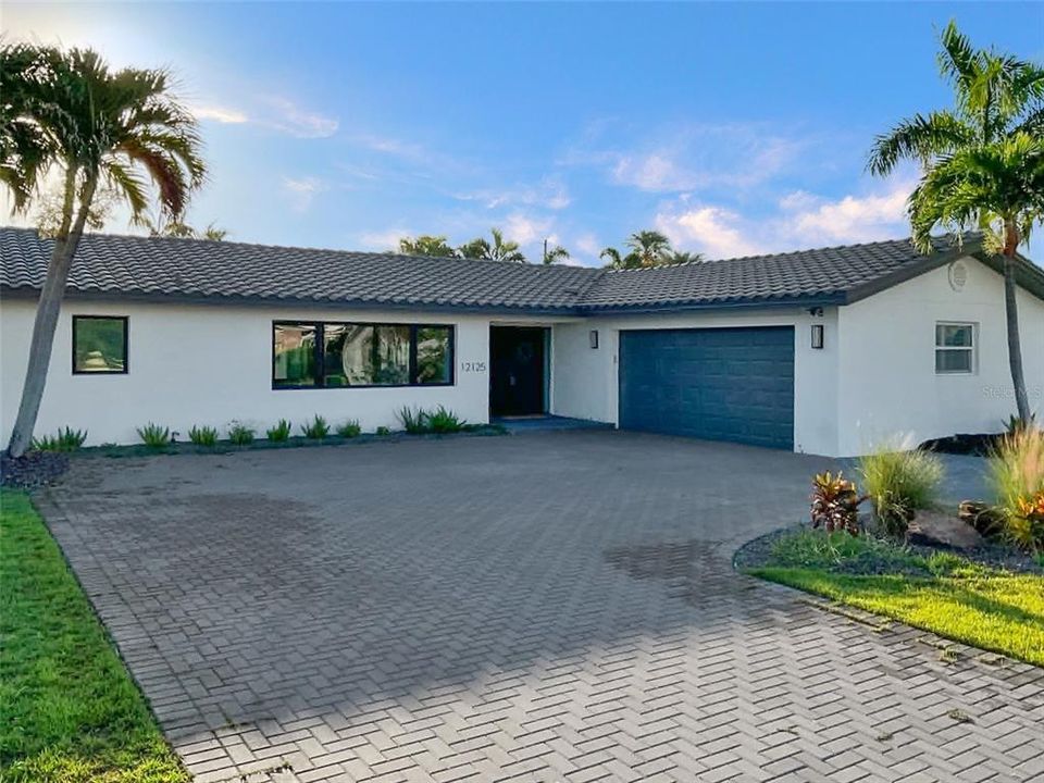 En Venta: $1,295,000 (4 camas, 3 baños, 2424 Pies cuadrados)