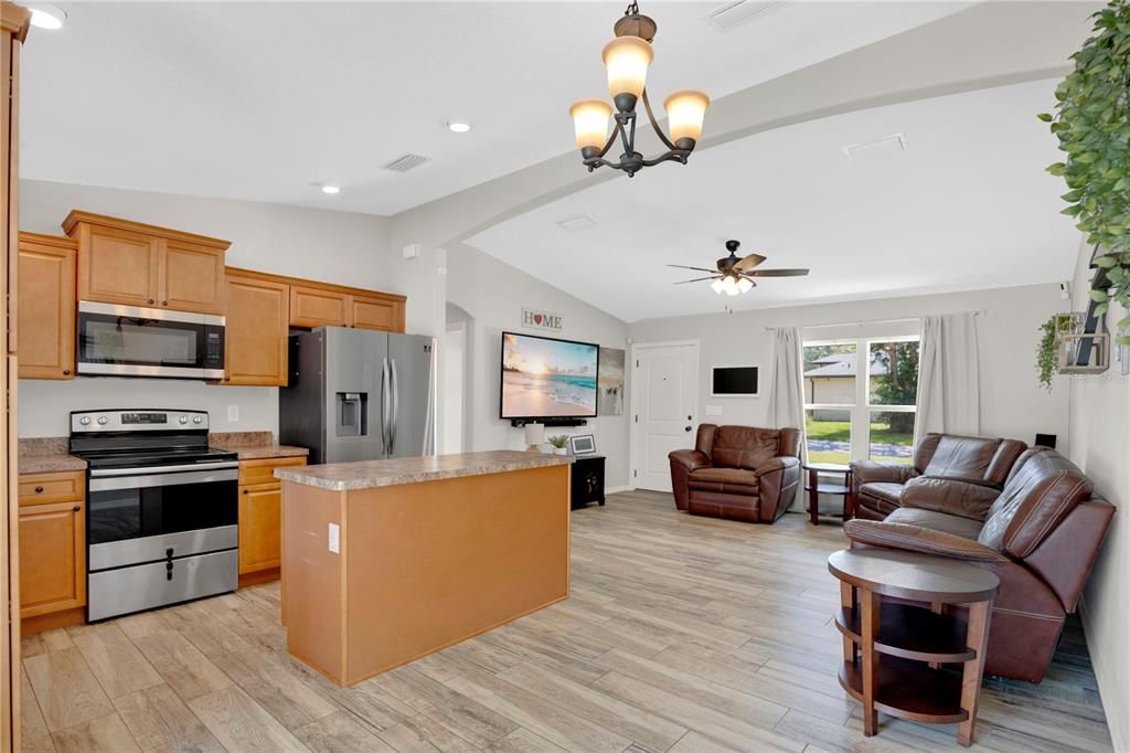 For Sale: $300,000 (3 beds, 2 baths, 1025 Square Feet)