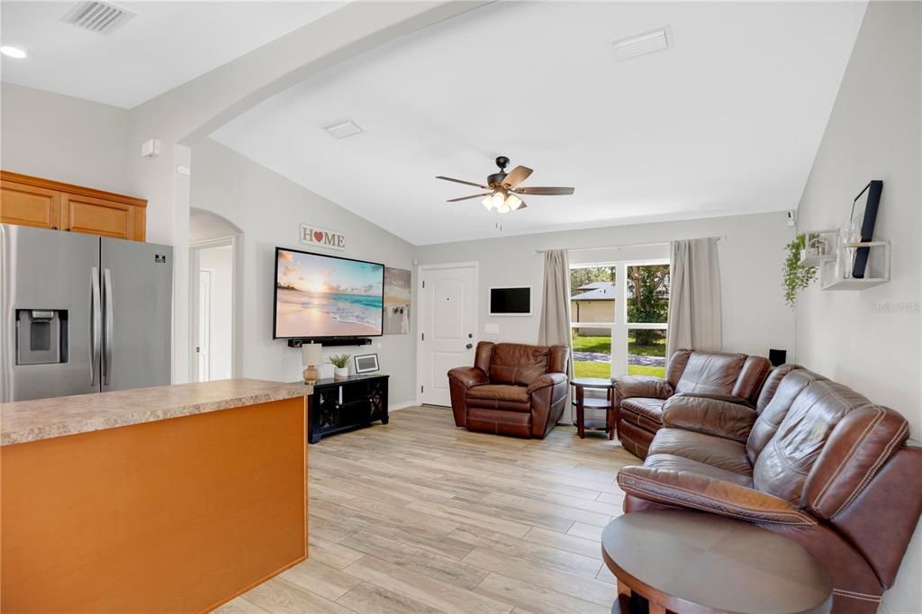 For Sale: $300,000 (3 beds, 2 baths, 1025 Square Feet)