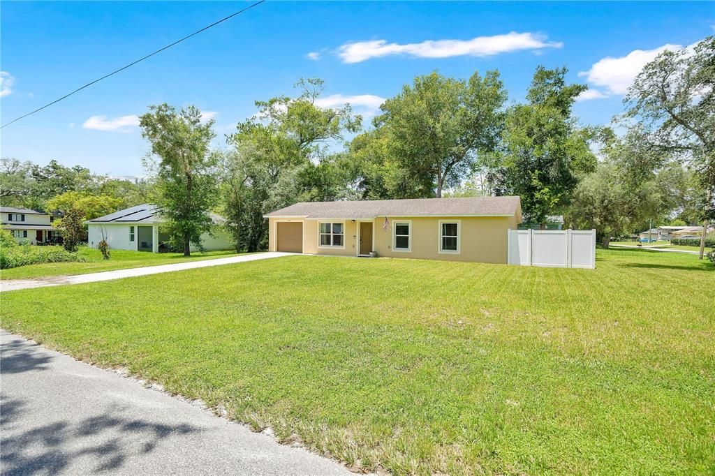 For Sale: $300,000 (3 beds, 2 baths, 1025 Square Feet)