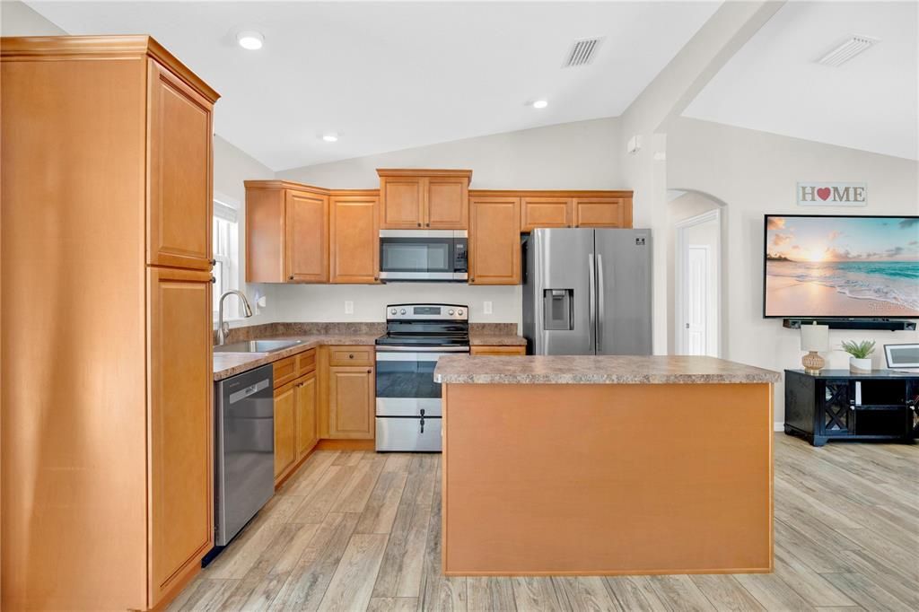 For Sale: $300,000 (3 beds, 2 baths, 1025 Square Feet)