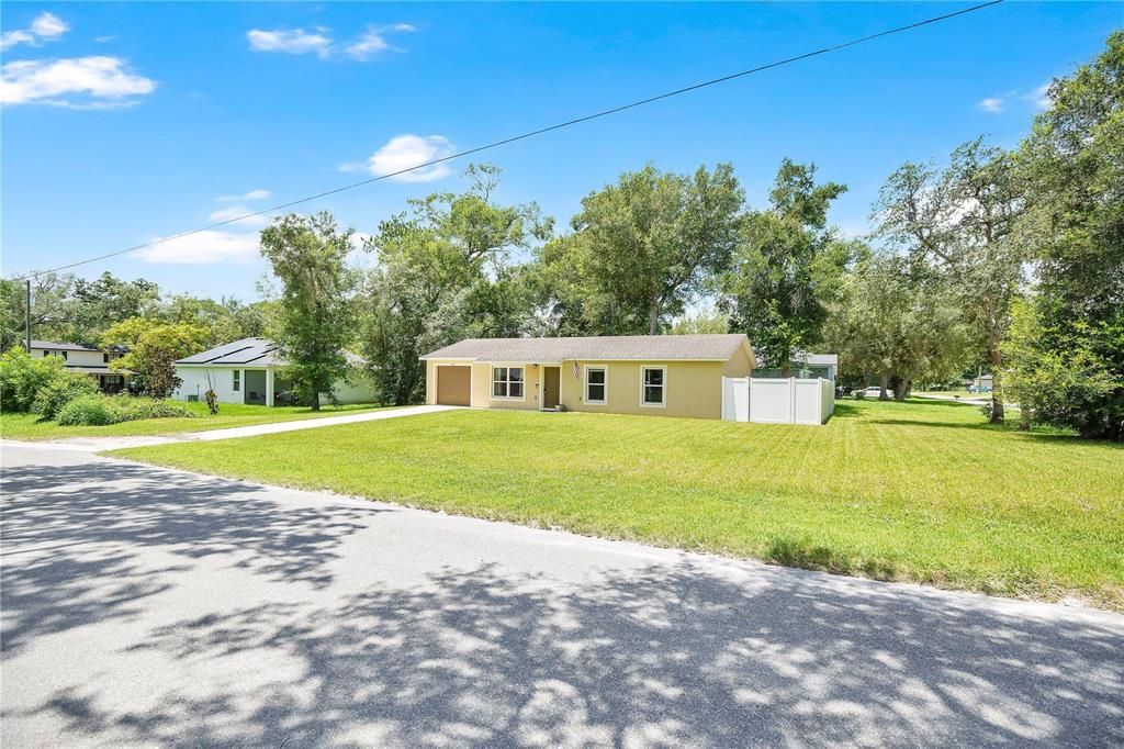 For Sale: $300,000 (3 beds, 2 baths, 1025 Square Feet)