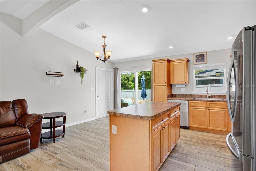 For Sale: $300,000 (3 beds, 2 baths, 1025 Square Feet)