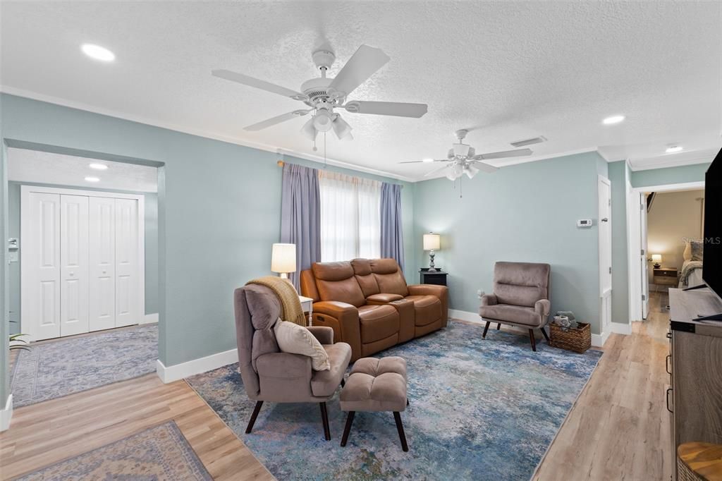 For Sale: $335,000 (3 beds, 2 baths, 1008 Square Feet)