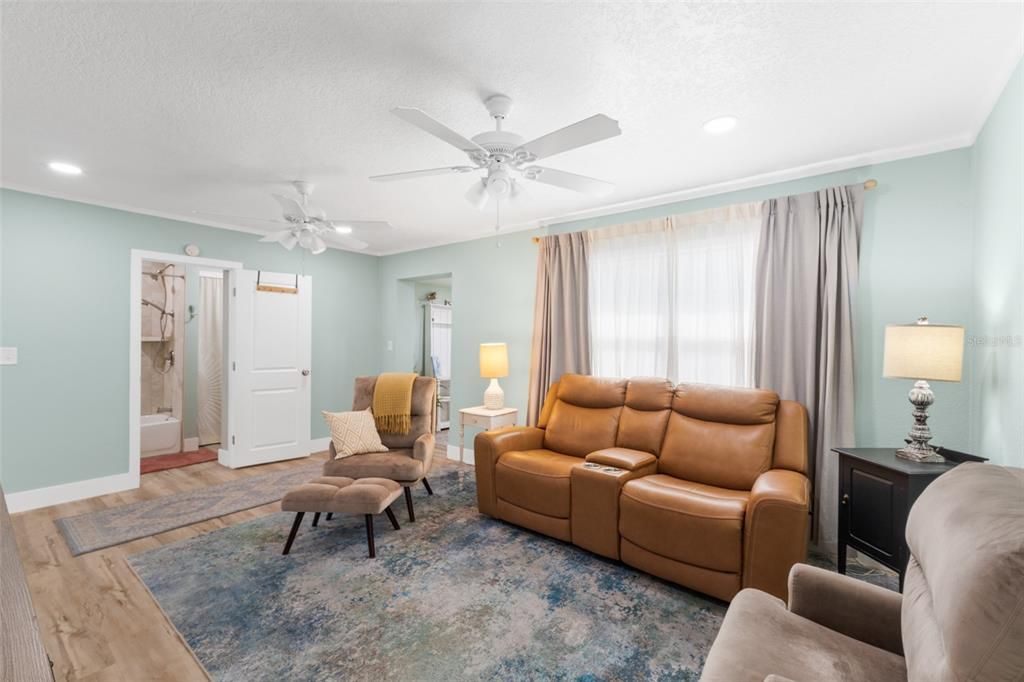 For Sale: $335,000 (3 beds, 2 baths, 1008 Square Feet)